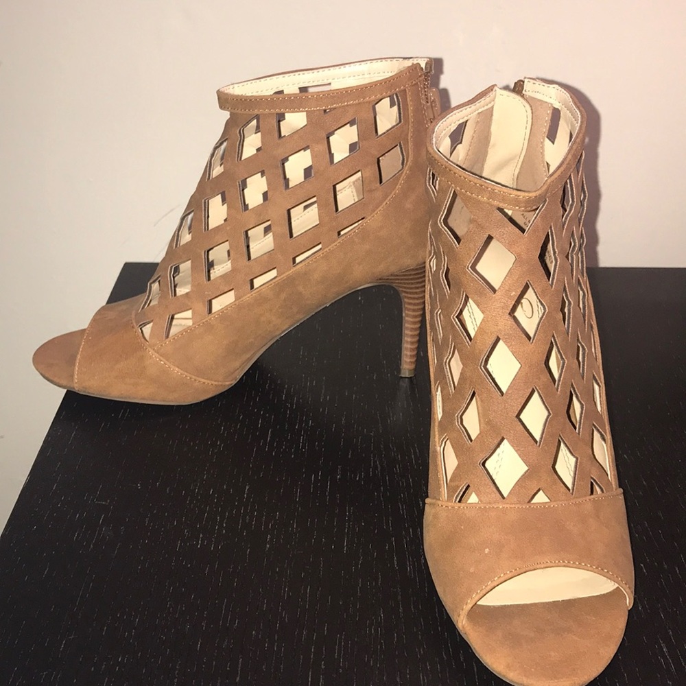 ✔️SOLD Cute Camel fashionable heels
